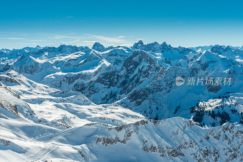 巴伐利亚阿尔卑斯山的冬季景观