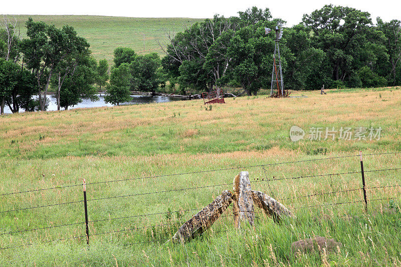 堪萨斯州遗留下来的古老的石头栅栏，还有池塘和牧场