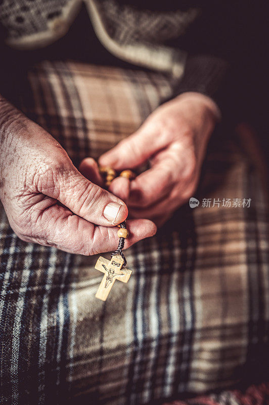 一位年长妇女的双手在祈祷