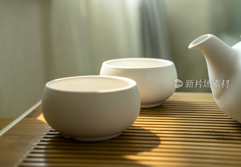 陶瓷茶壶和茶杯