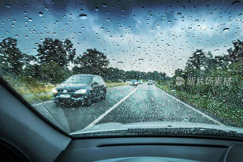 在雨中开车