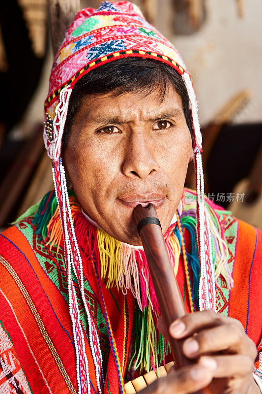 秘鲁男子吹笛子的肖像，皮萨克市场，秘鲁