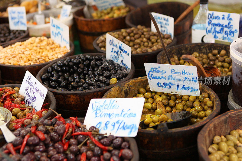 地中海农贸市场出售的多种橄榄