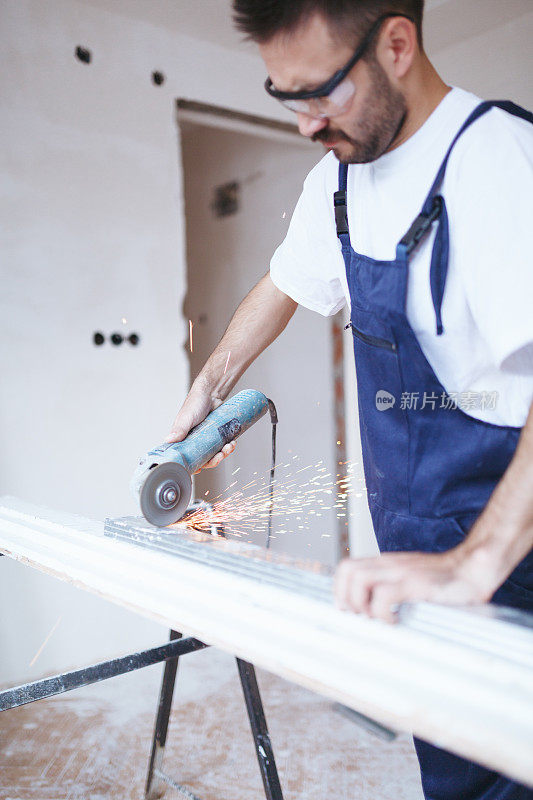 带磨床的建筑工人