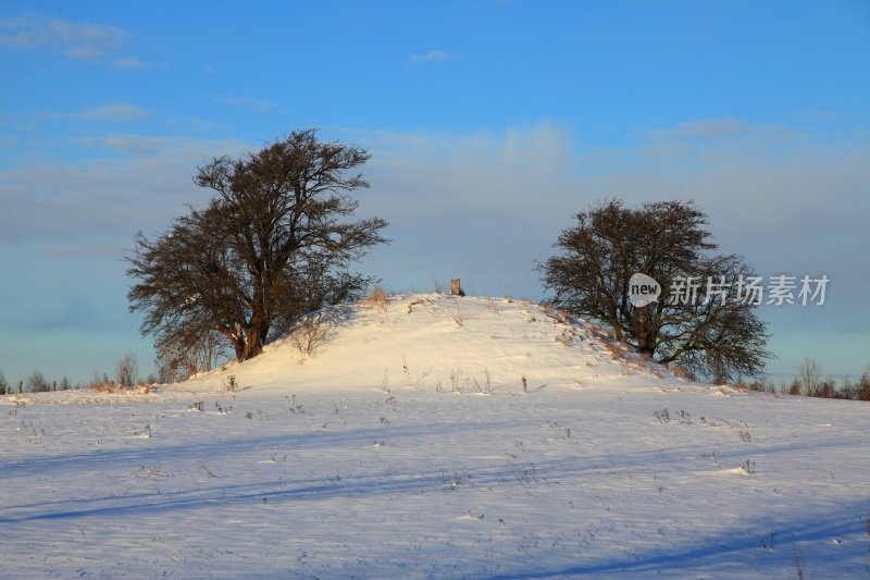 白雪覆盖的青铜时代的墓丘