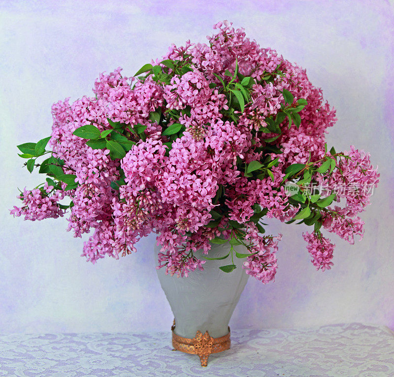 春天的花:花瓶里的一束紫丁香