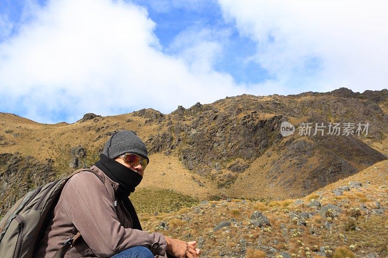 徒步旅行者欣赏塔奇拉最高山脉的景色