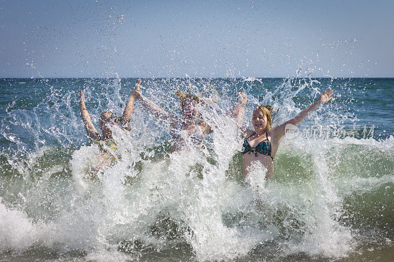 少女们在新斯科舍的海滩上戏水