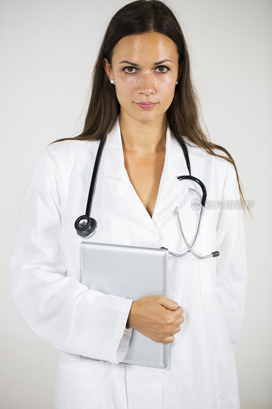 可爱的年轻女医生与数字平板电脑和听诊器