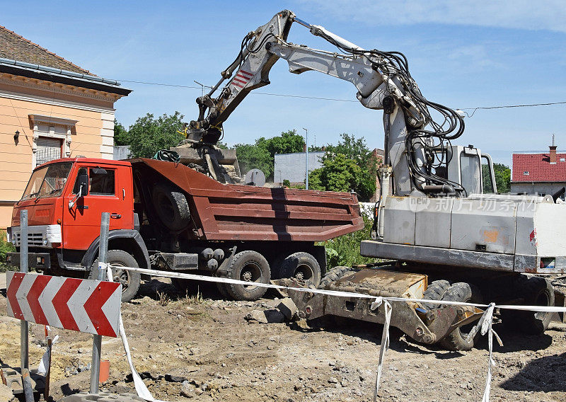 挖掘机和卡车正在进行道路建设