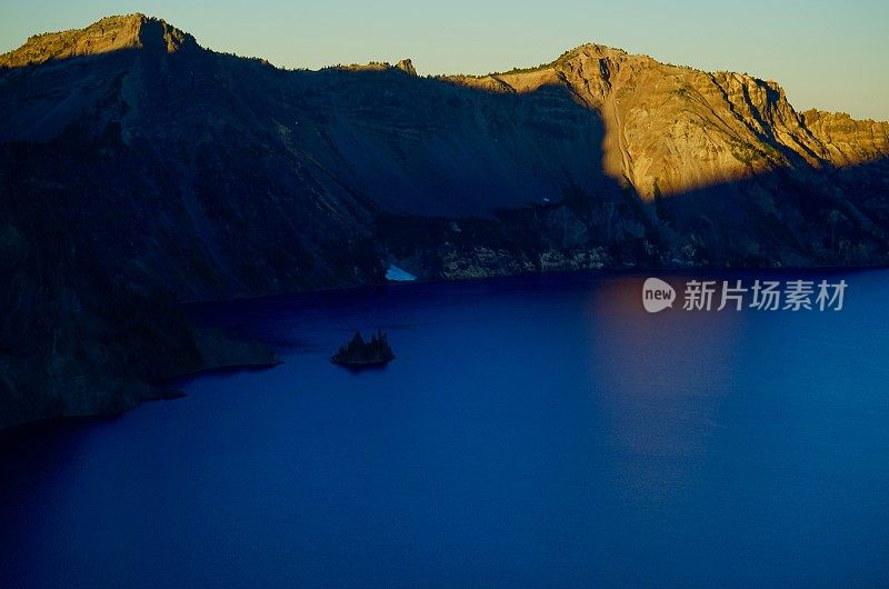 火山口湖陡峭的阴影