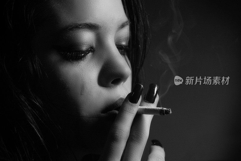 年轻女子一边哭一边抽烟