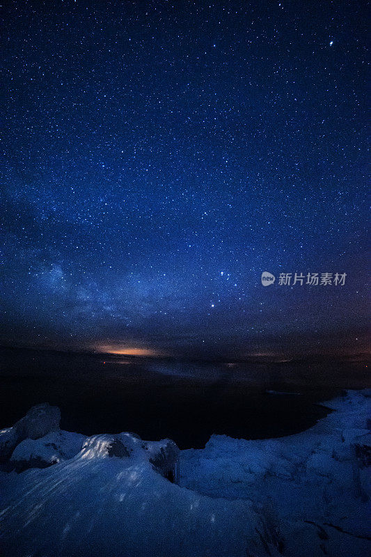 冬天苏必利尔湖上的星夜