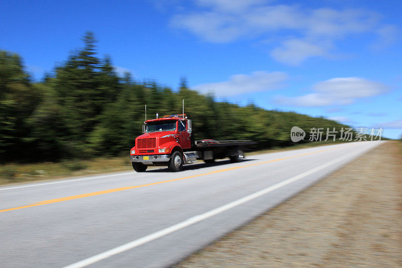 在高速公路上行驶的拖车