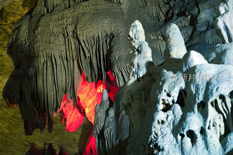 新阿多斯洞穴