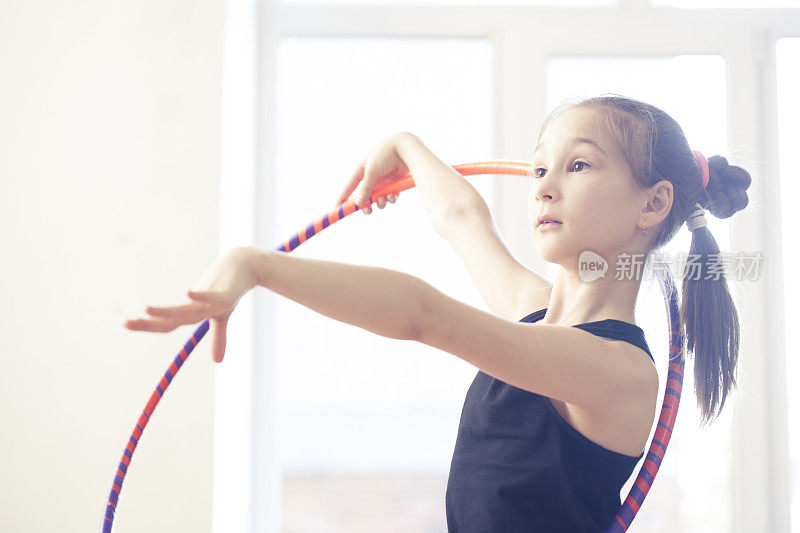 这个女孩正在进行艺术体操