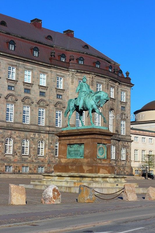 丹麦议会上弗雷德里克七世骑马雕像