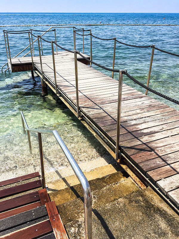 热带海滩上的木制夏日码头