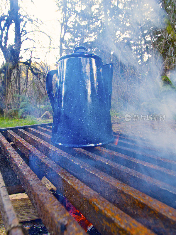 火燃烧木材咖啡壶烟格栅俄勒冈州立公园
