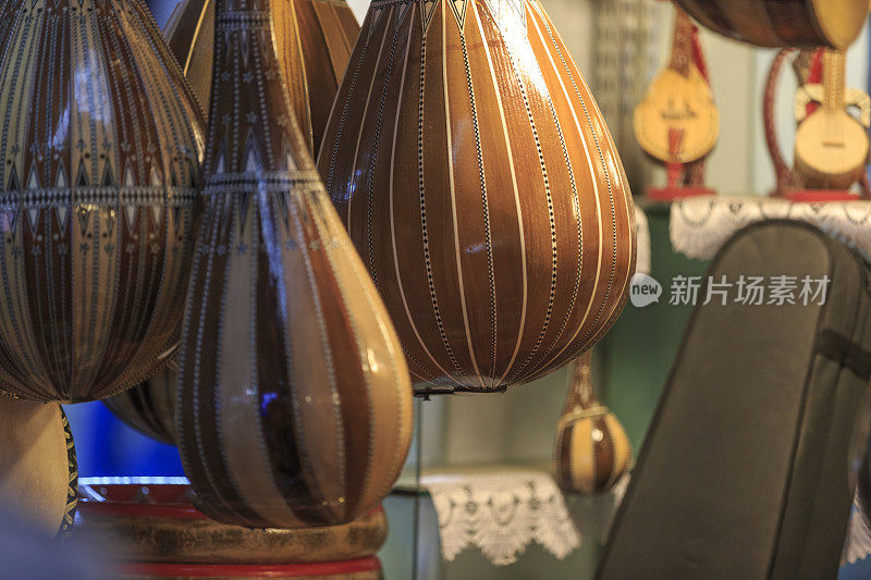 新疆维吾尔自治区族传统乐器零售商，新疆维吾尔自治区乌鲁木齐，中国