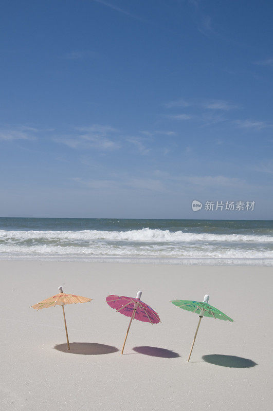 以海浪为背景的海滩上的雨伞