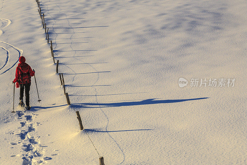 在意大利的巴尔多山上穿雪鞋