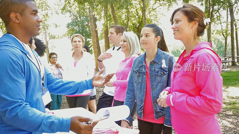 志愿者注册跑步者癌症意识竞赛