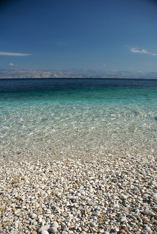 白卵石地中海海滩