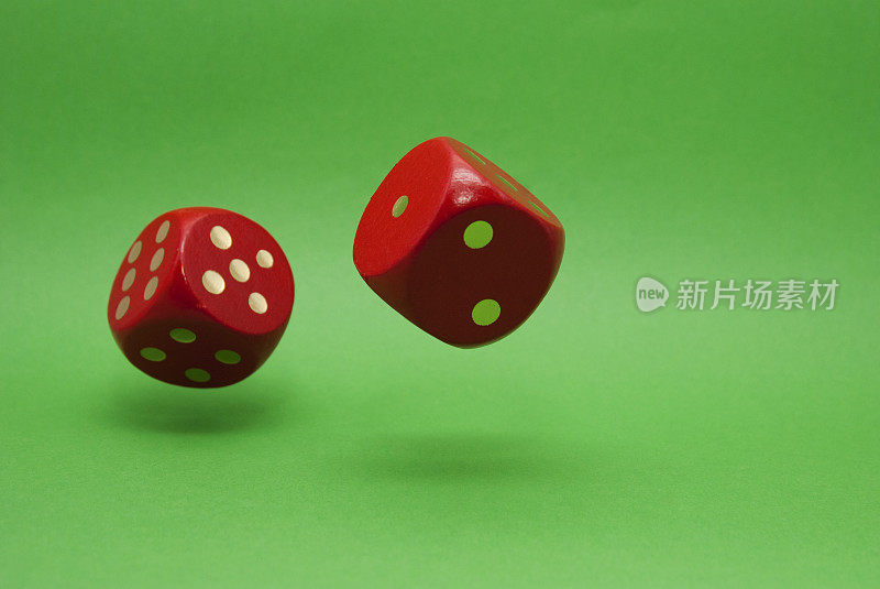 绿色赌桌上的红色骰子