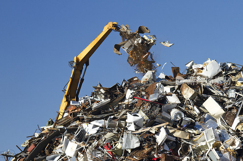 金属回收垃圾场，蓝天，起重机扔垃圾
