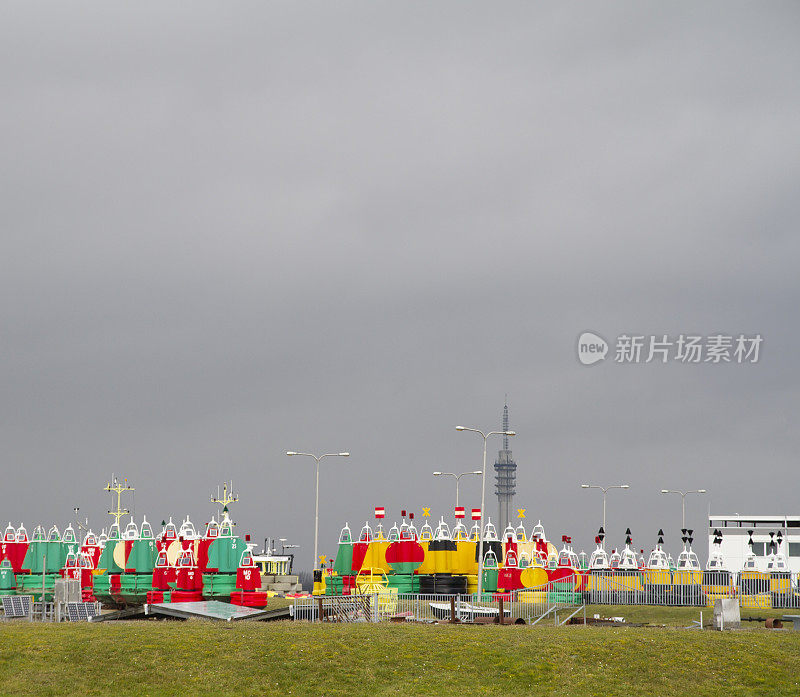 荷兰风景:五颜六色的浮标在港口