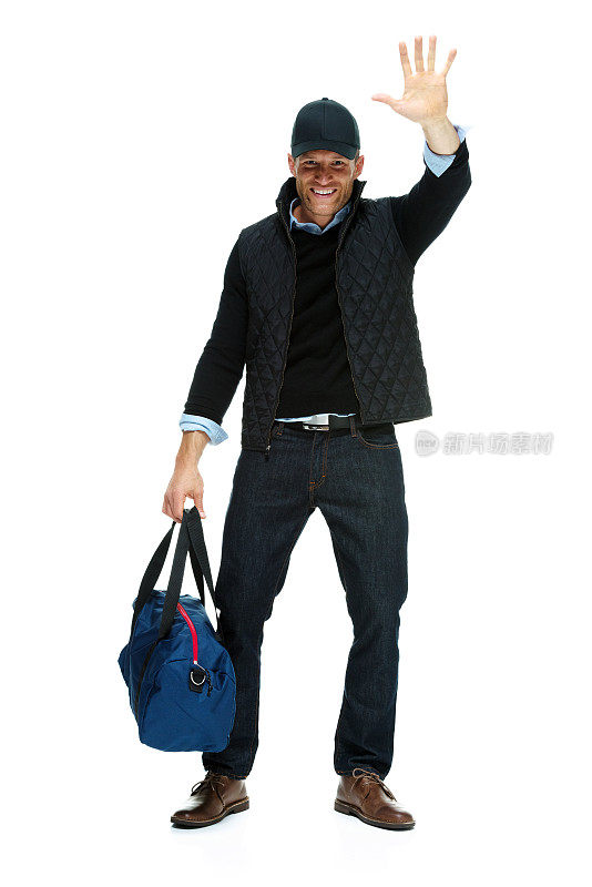 微笑的男人拿着运动包，挥手