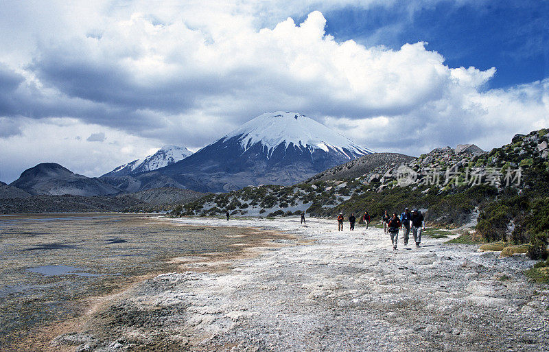 帕里纳科塔火山，还有人