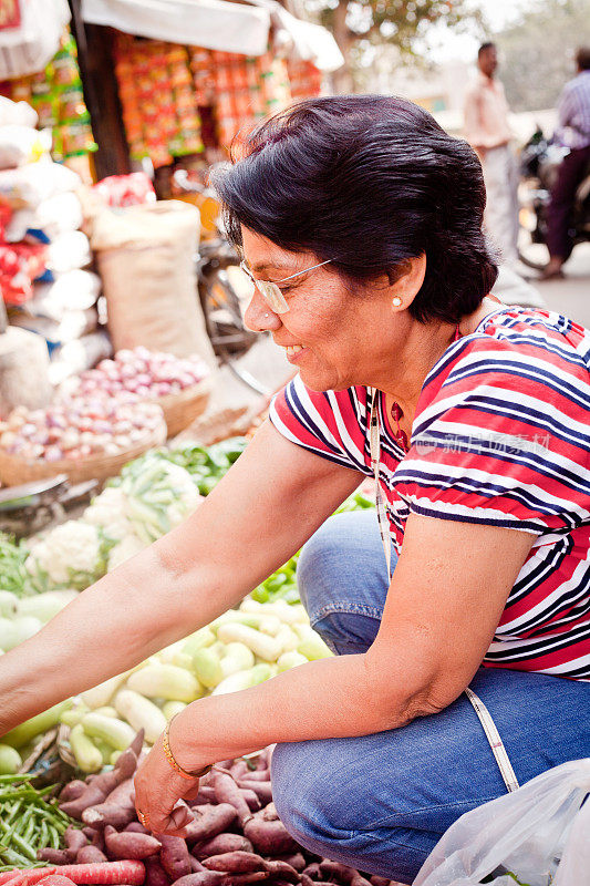 亚洲印度老年妇女在街头市场买菜