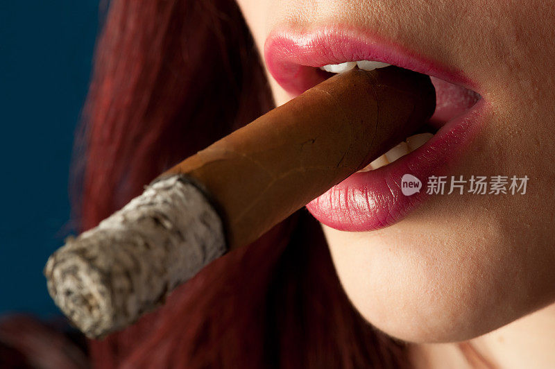 性感双唇间夹着雪茄