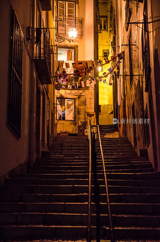 Escadinhas(楼梯)(里斯本，葡萄牙)晚上在葡萄牙里斯本