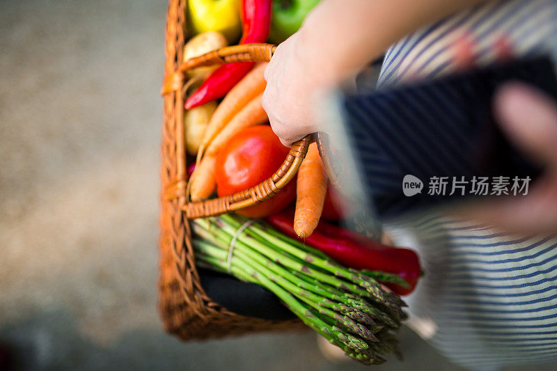 装满蔬菜和水果的篮子在公开市场上
