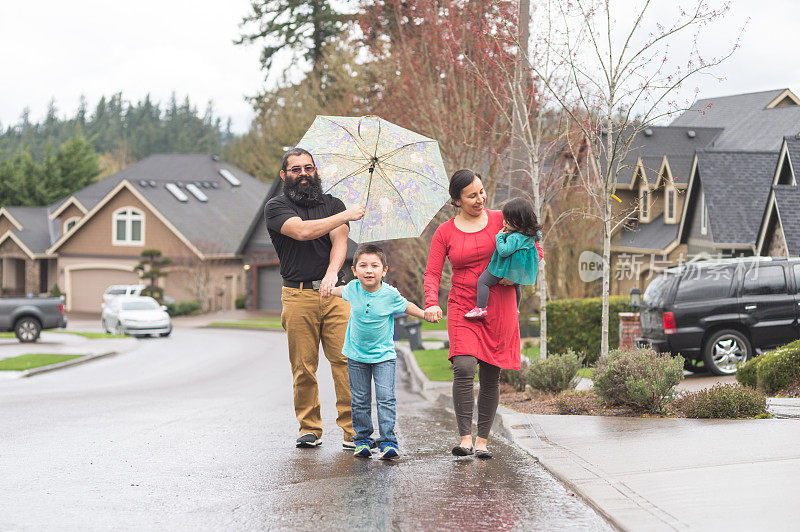 两对美国原住民父母和他们的孩子在他们的郊区社区散步