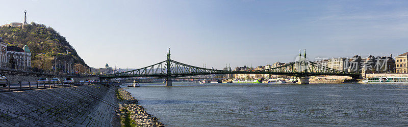 布达佩斯自由大桥和盖勒特山的全景和自由女神像