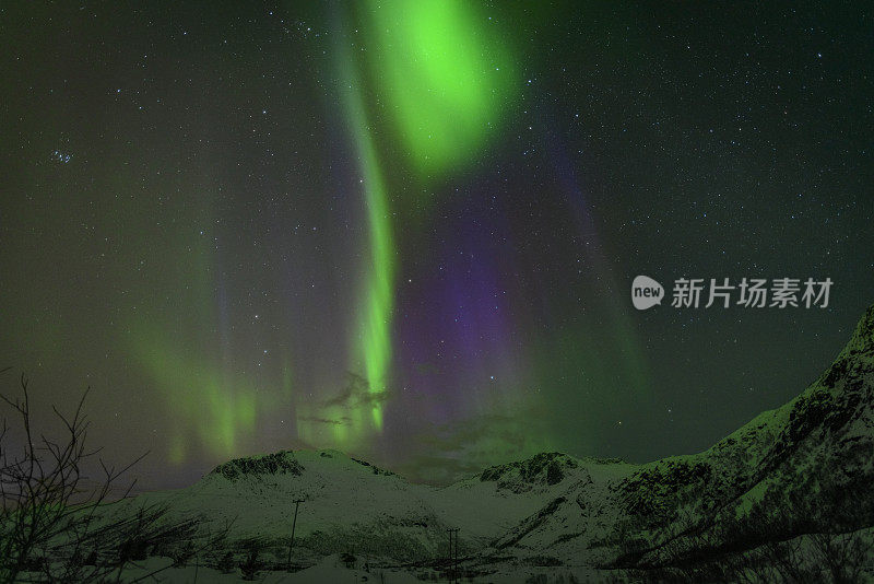 挪威罗浮敦群岛山上的北极光