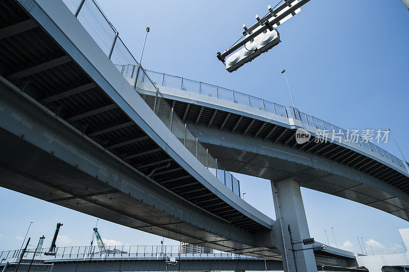 没有人在高速公路上。