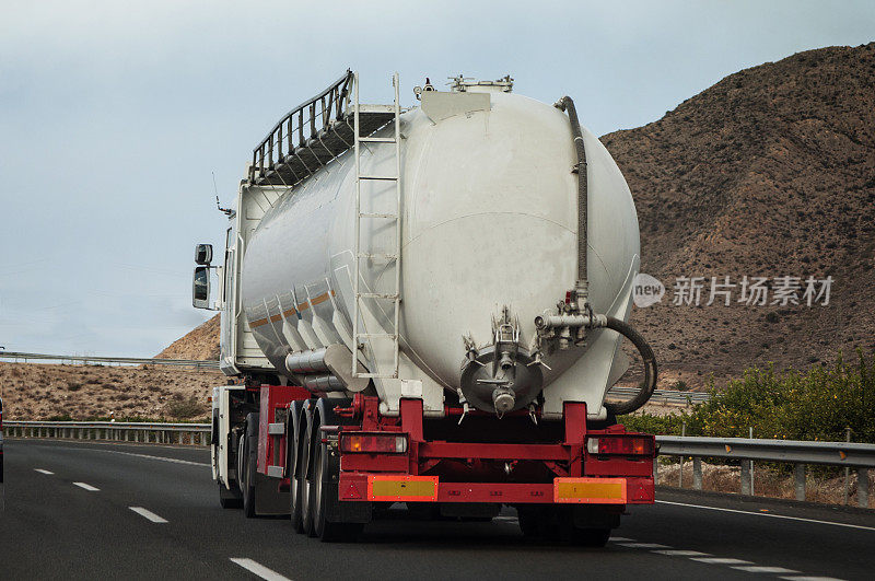 路上的油罐车