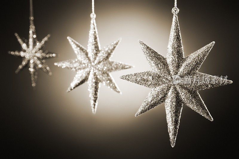 闪闪发光的银色星星形状的圣诞装饰品