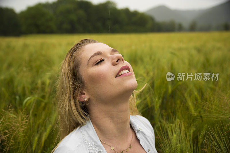 雨滴落在我的脸上