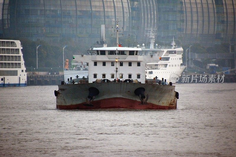 中国上海黄浦江上的船