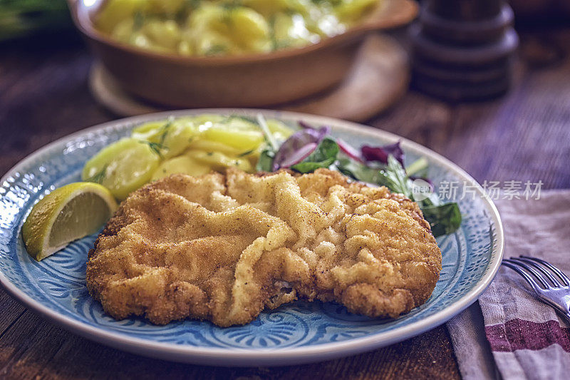 香肠炸肉排配土豆和绿色沙拉