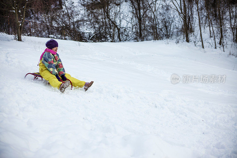 母亲和女儿喜欢坐雪橇