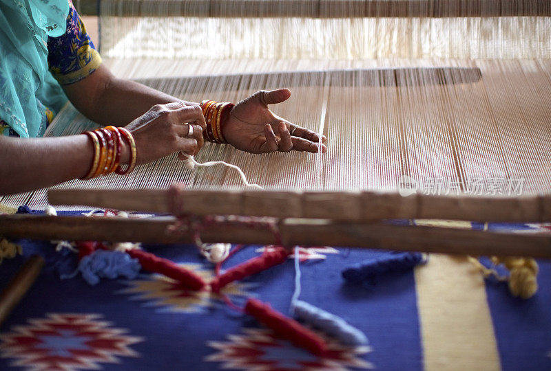 在织布机上用手织布的印度妇女