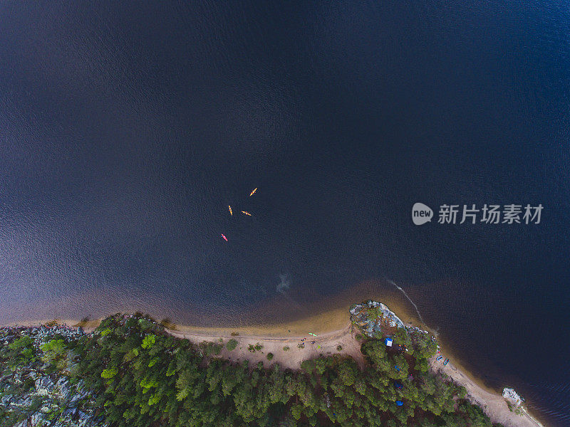 一个在湖上划皮划艇的过程，用皮划艇划皮划艇，过程中，无人机拍摄，鸟瞰