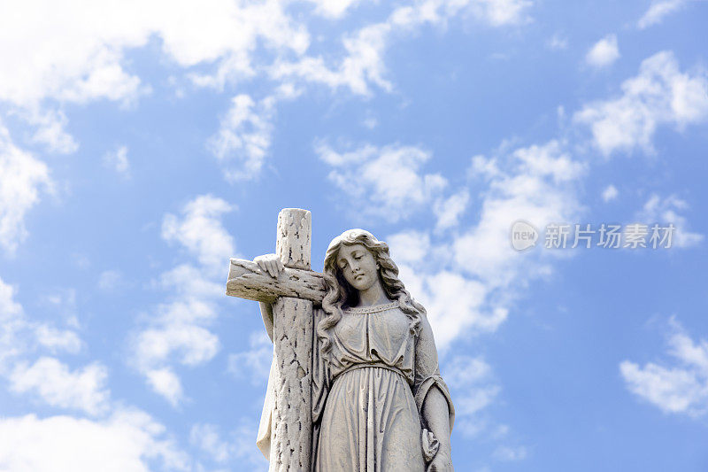少女十字架，老大理石雕像，天空背景，复制空间